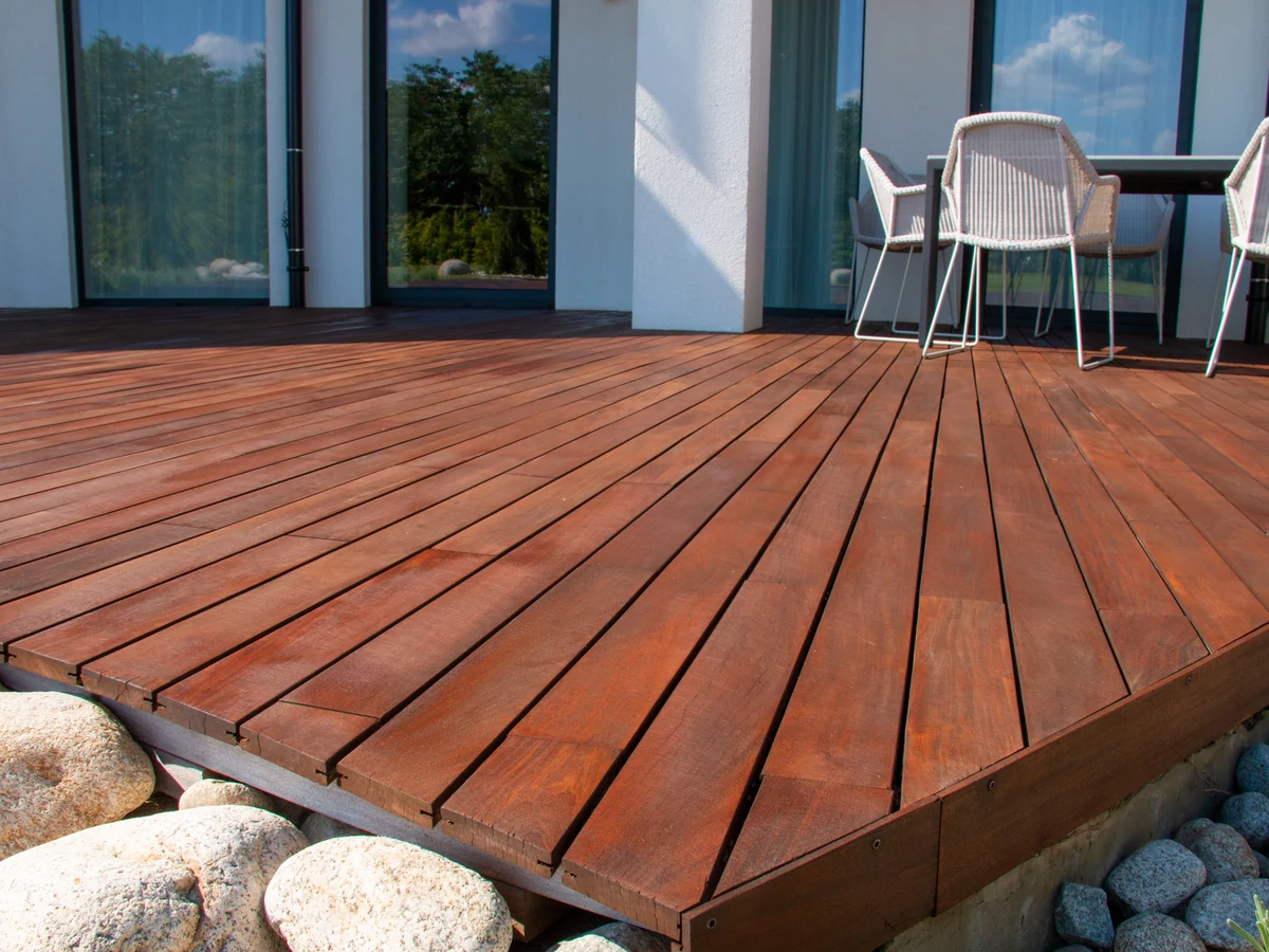 deck-painting-stained-wooden-deck-hampstead-decorators Stained wooden deck painting by Hampstead Decorators, NW London timber decking treatment