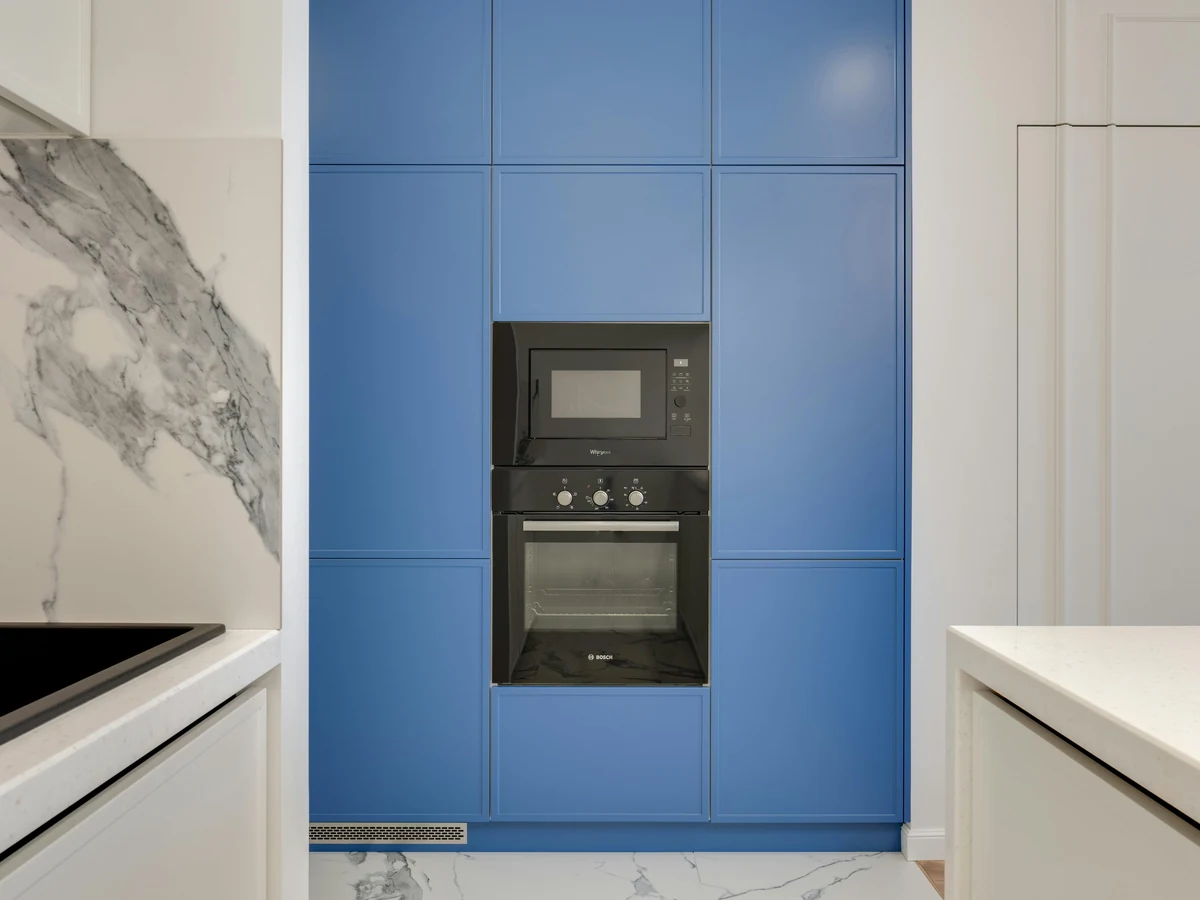 Bold blue feature wall painting in Hampstead kitchen by Hampstead Decorators