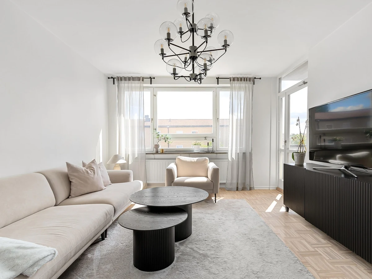 living-room-painting-bright-neutral-living-hampstead-decorators Bright neutral living room painting by Hampstead Decorators, period property interior