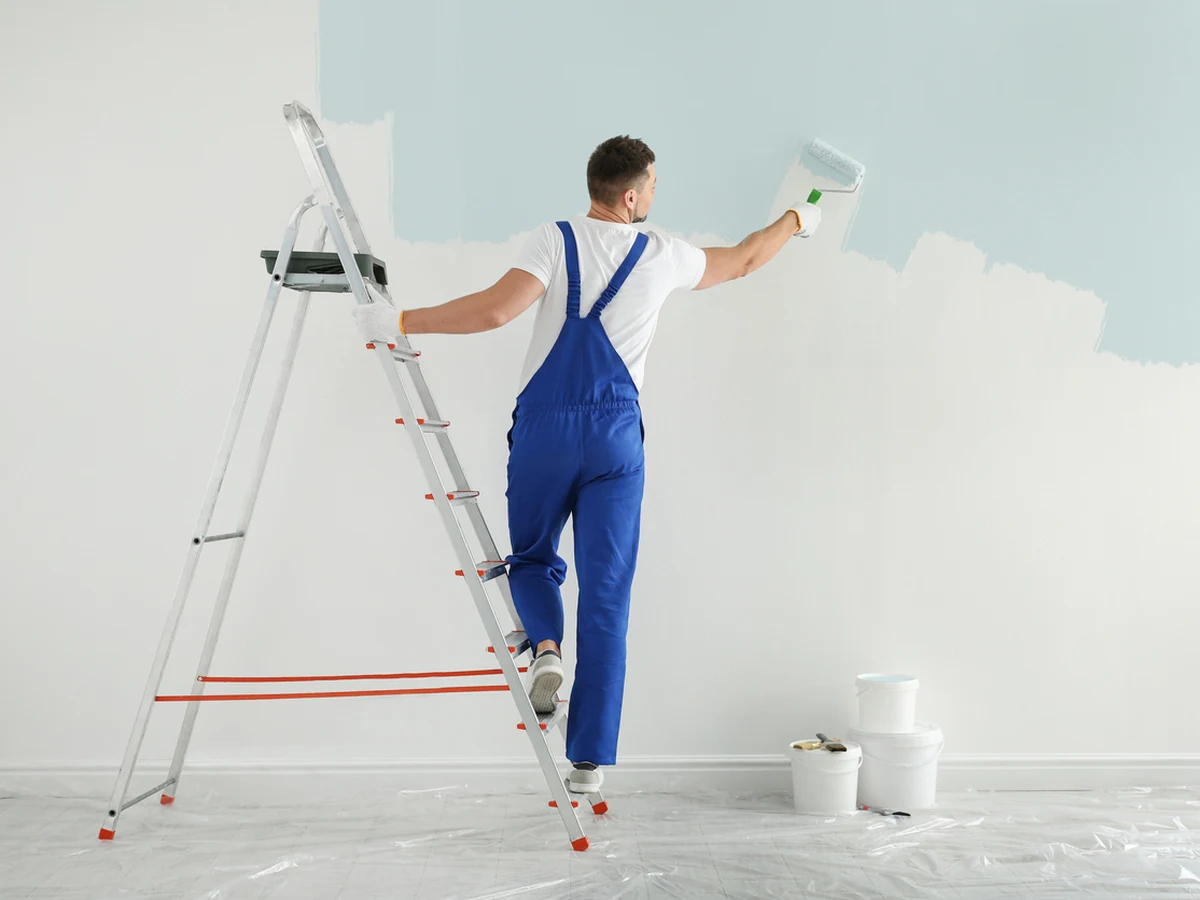 painting-decorating-man-light-blue-hampstead-decorators Painter in light blue overalls, decorating in Tufnell Park N7 by Hampstead Decorators