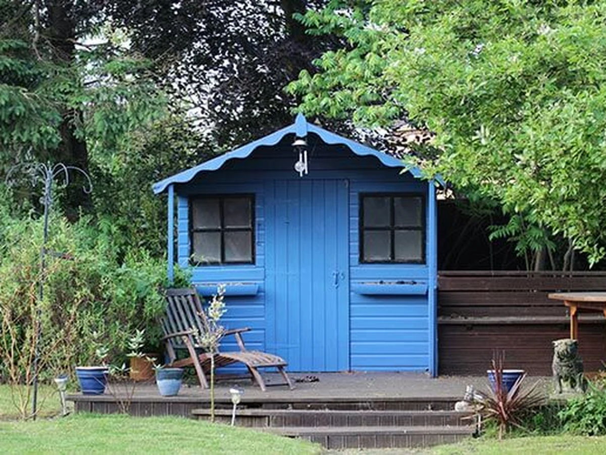 wood-painting-bright-blue-garden-hampstead-decorators Bright blue garden timber painted by Hampstead Decorators, shed and fence painting Hampstead